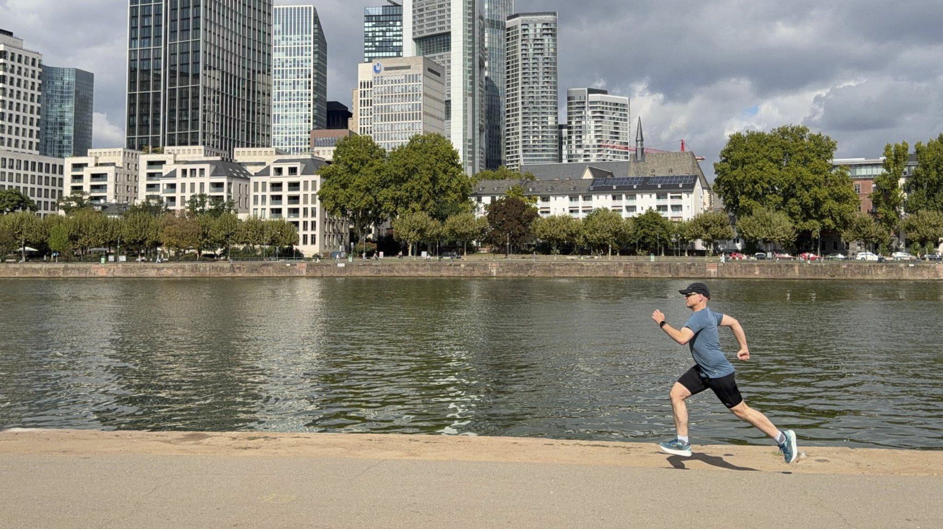 Matthias beim Lauftraining am Mainufer, Frankfurter Skyline im Hintergrund