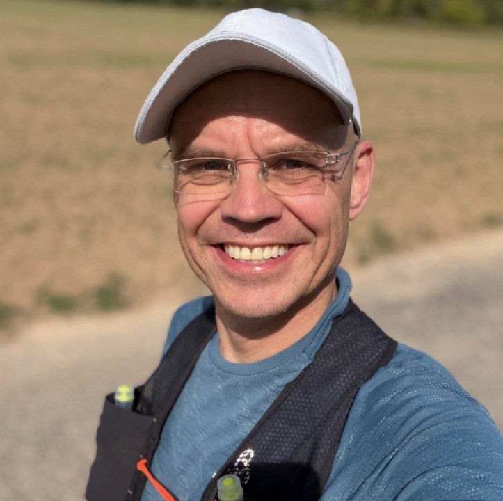 Matthias Renner mit Kappe und Laufweste